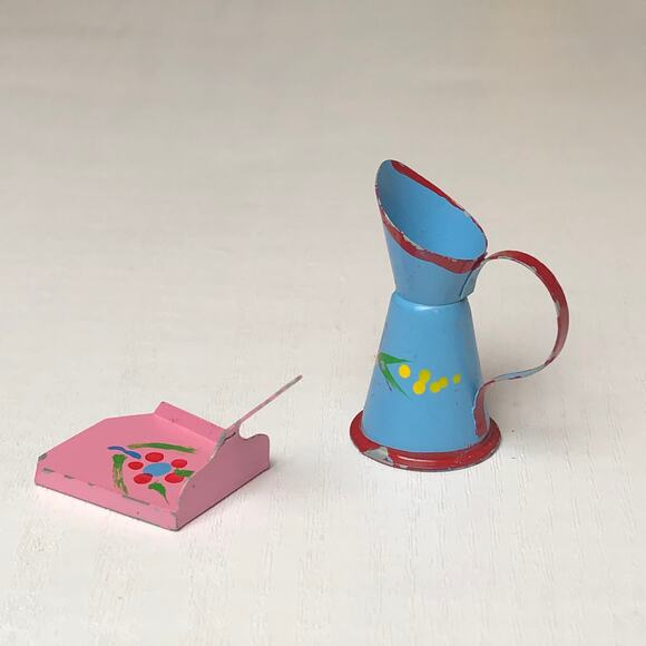 Vintage Handpainted Dollhouse Mini Miniature Watering Can & Dust Pan Figures - Picture 3 of 9